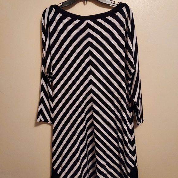 White/Black med stripes dress black and white black trim on bottom - Picture 4 of 9
